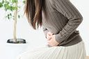 女性特有の不快な症状PMSとは？ひどいイライラや憂うつ感、頭痛や腹痛、腰痛などの原因は？PMSを緩和させる対策は？
